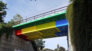 Illustration for article titled This Giant LEGO Bridge Looks Photoshopped (But It's Not)