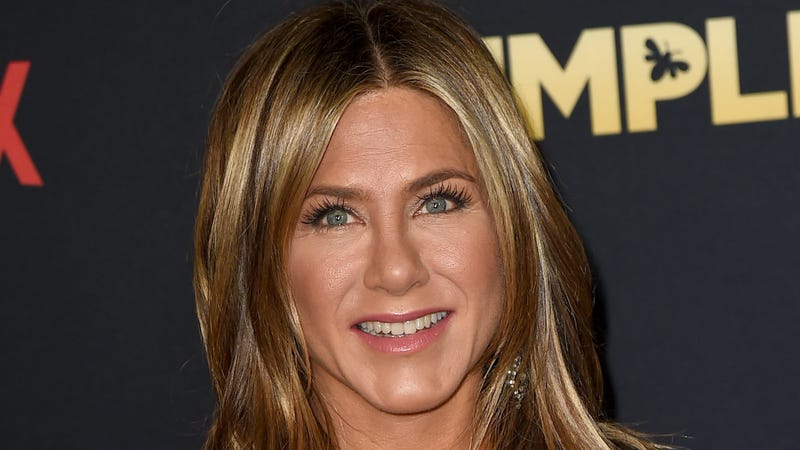 Illustration for article titled Jennifer Aniston Once Lived with a Testy Ghost Who Terrorized Her RoommateÂ