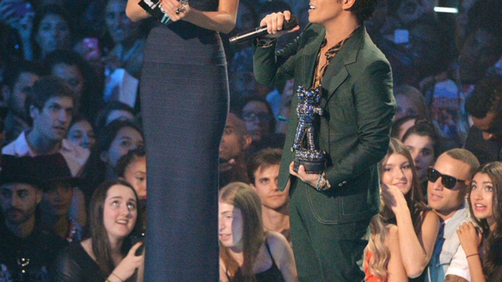 This Photo Of Taylor Swift With Bruno Mars Is Giving Me Nightmares