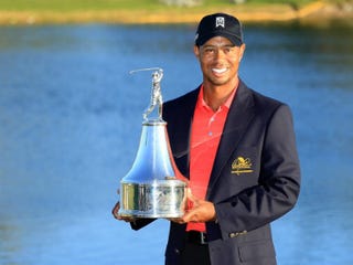 Tiger Woods with trophy after Sunday's victory (David Cannon/Getty Images)