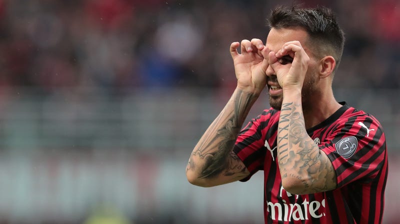 Illustration for article titled Suso Channels His Inner Messi With A Near-Perfect Free Kick To Keep Milan's Champions League Hopes Alive
