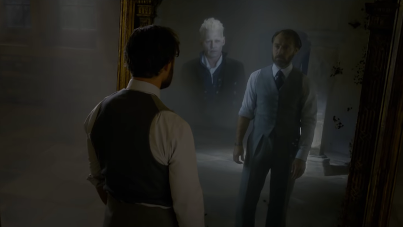 Un joven Albus Dumbledore mira en el espejo (un objeto muy familiar, si recuerden) y ve a su mayor temor.