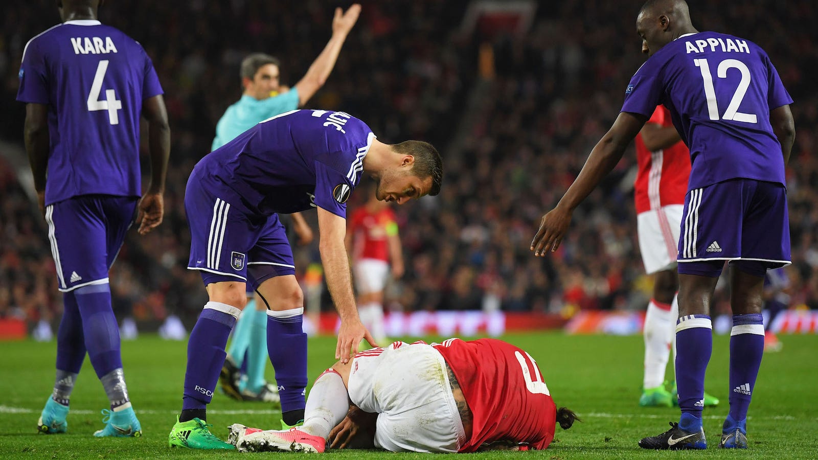 Report: Knee Injury Will Keep Zlatan Ibrahimović Out For ...