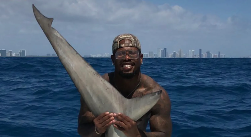 Illustration for article titled Von Miller Avoids Charges For Bloody Shark Photo; Boat Owner Gets Two Counts