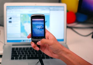 Illustration for article titled Transfer Open Apps Between a Computer and a Smartphone By Taking a Picture