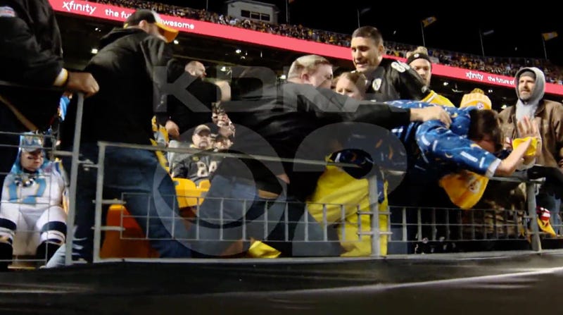 Illustration for article titled Steelers Fan Chokes Pregnant Chargers Fan During Scuffle