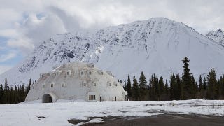 Illustration for article titled A bizarre igloo-shaped hotel lies unfinished and abandoned in Alaska