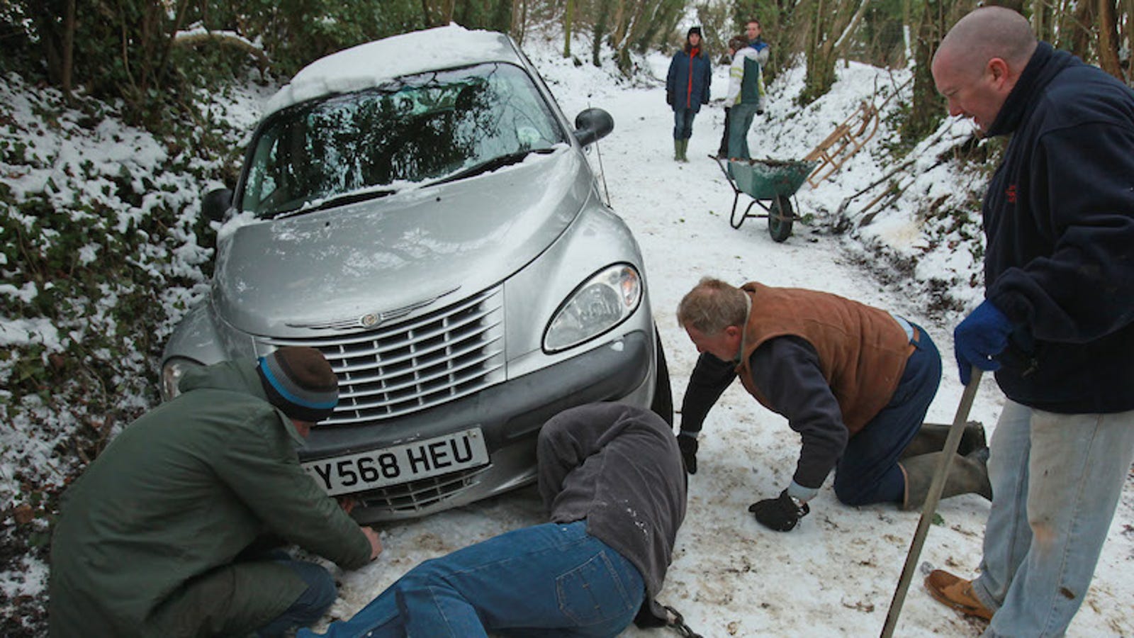 Игры застряла машина. Машина застряла. Автомобиль застрял в снегу. Если застрял в снегу на машине. Машина застряла зимой.