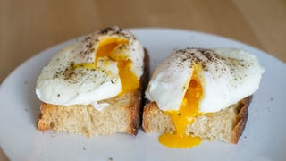 This Is The Chillest, Easiest Way to Poach An Egg