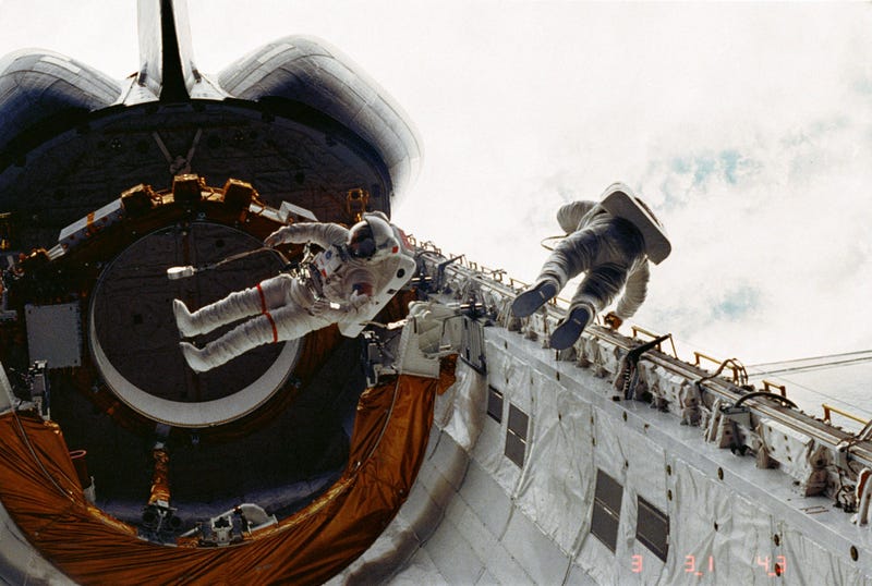 Illustration for article titled Your New Desktop Wallpaper: The First Spacewalk of the Shuttle Program