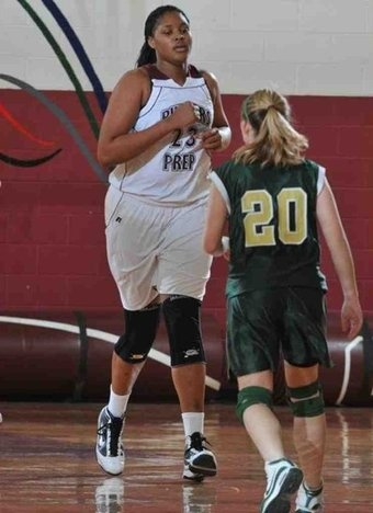 really tall basketball kplayer next ot shor t girl