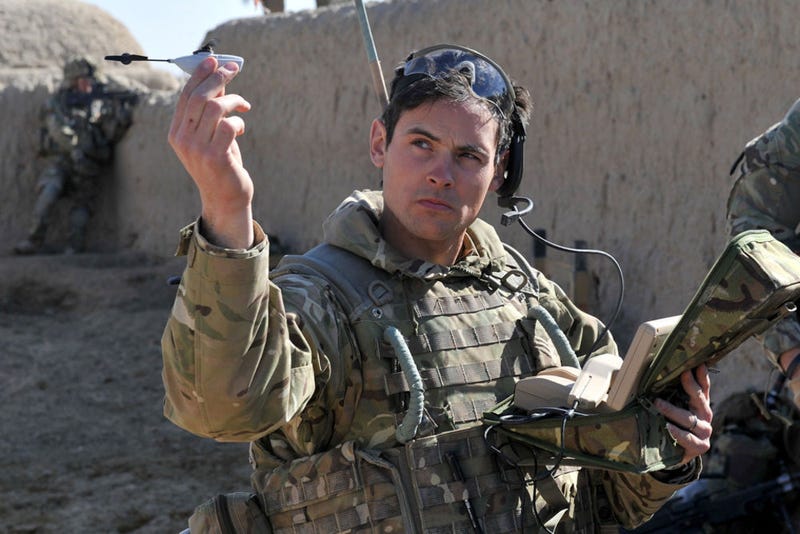 Foto: Crown Copyright/MOD 2013. Dron Black Hornet en Reino Unido. Vía: PopSci.