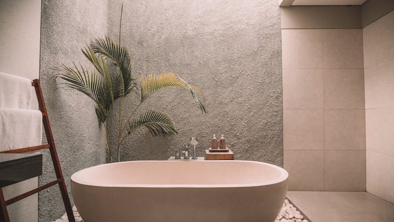 Bañarte en agua caliente con una temperatura de entre 40 y 43 grados antes de dormir te ayudará a quedarte dormido más rápido y obtener un mejor sueño.