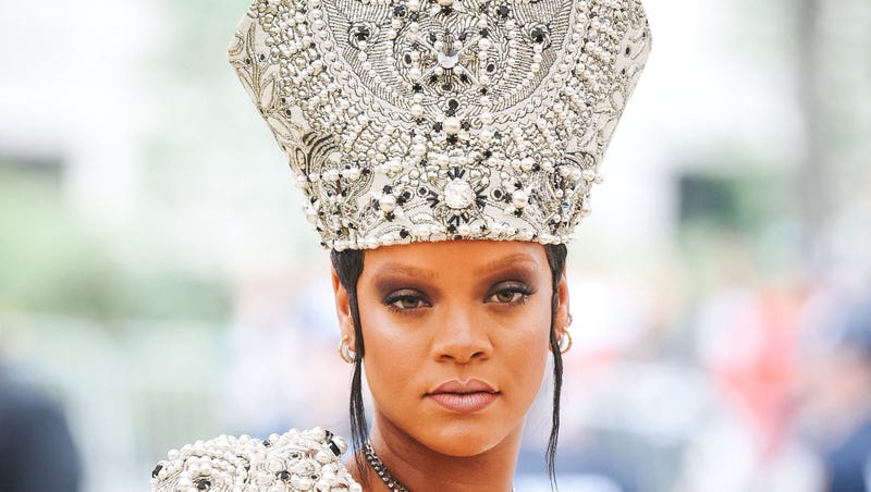 Illustration for article titled Rihanna Tests Potential Eyebrow Styles on a Lookalike Model, As Is Her Right