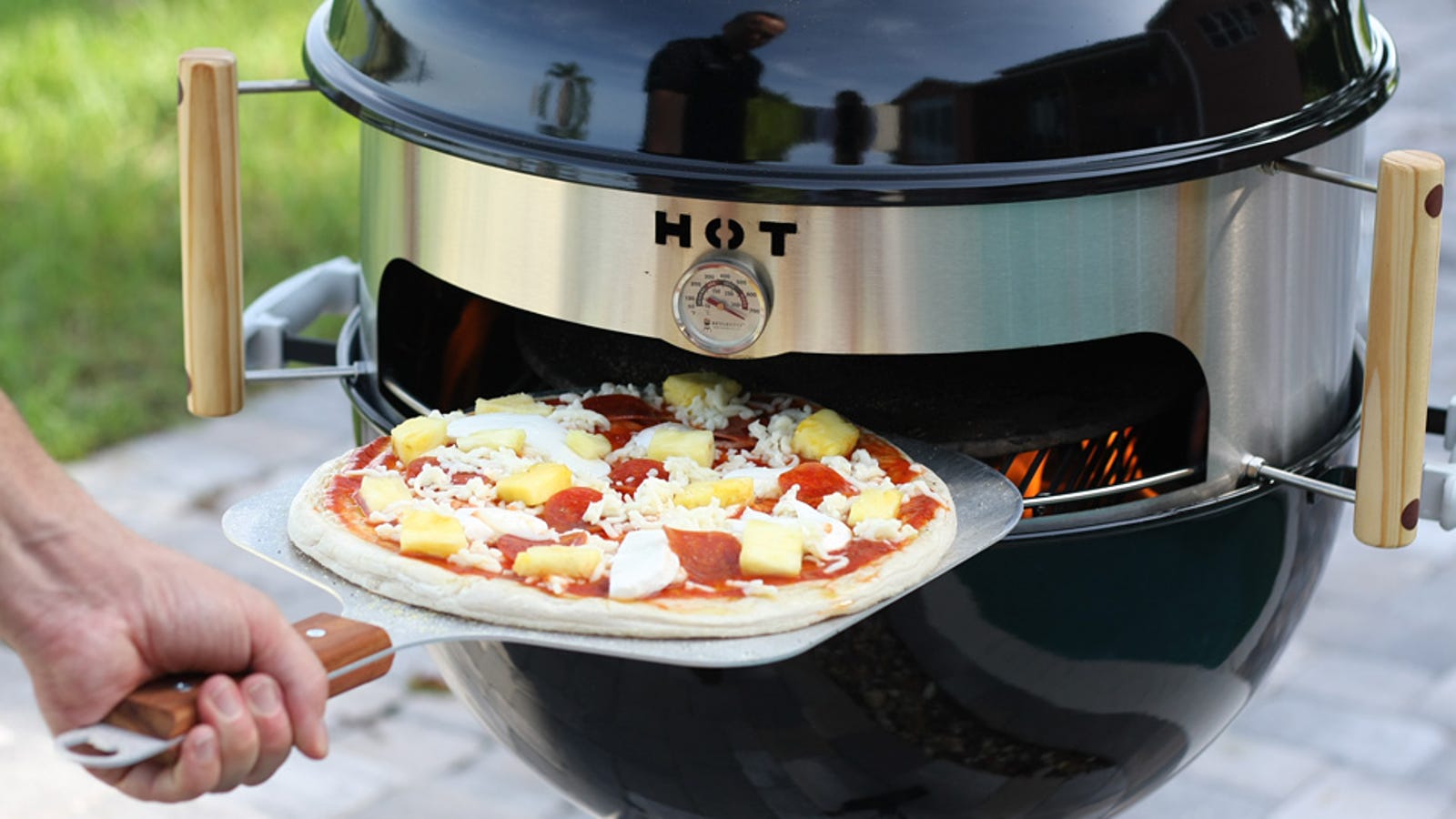 Turn Your Kettle Grill Into a Backyard Pizza Oven