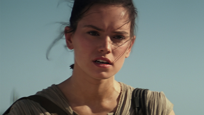 Illustration for article titled What the Hell Is Going On With Rey's Hair in Episode VIII That Daisy Ridley Has to Keep It Secret?