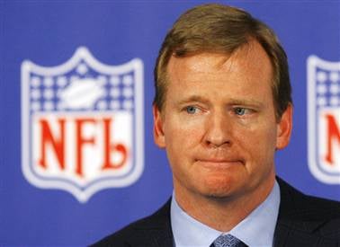 Illustration for article titled Afternoon Blogdome: NFL Layoffs, Hot Latin Reporters, Biting Parents And More