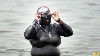 Illustration for article titled Chinese Woman Transforms into a Sludge Monster to Prevent Tanning