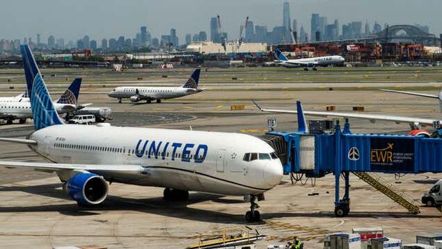 The average prices of US airplane tickets dropped 8% in June