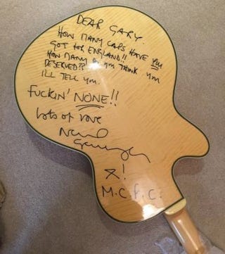 Illustration for article titled Man Utd Legend Asks City Fan Noel Gallagher To Sign Guitar, Gets Trolled