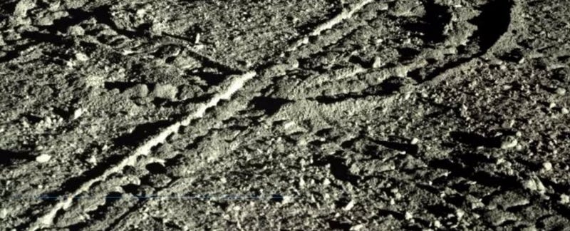 Illustration for article titled China revela nuevas imágenes de la misteriosa sustancia que el rover Yutu-2 encontró en la Luna