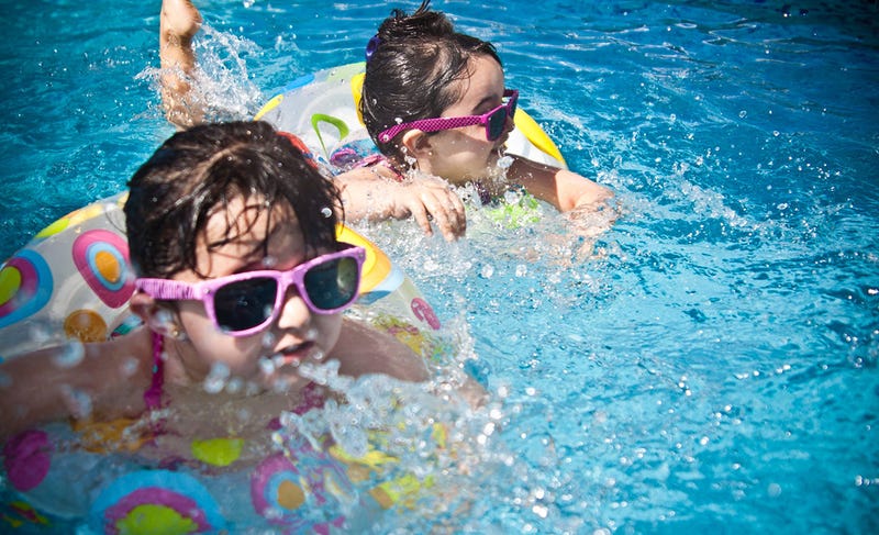 Illustration for article titled Socorristas alemanes culpan a la adicción al móvil del inusitado aumento de niños ahogados en piscinas