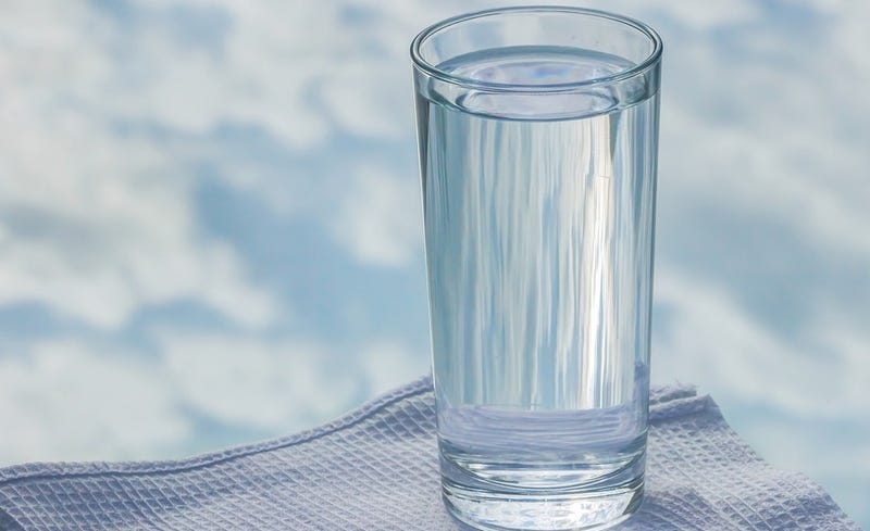 Illustration for article titled Hacer gárgaras con agua salada cura el dolor de garganta, ¿mito o realidad?