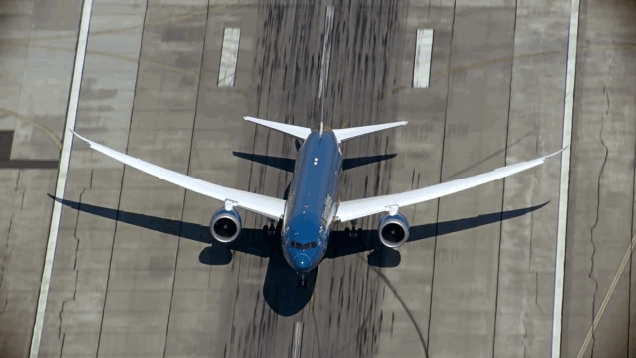 Este Boeing 787-9 realiza un brutal despegue casi perpendicular al suelo