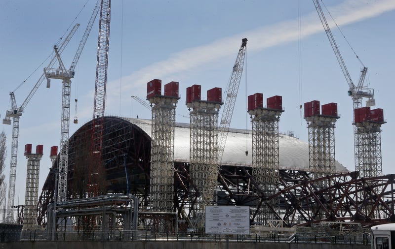 Illustration for article titled This Massive Steel Structure Will Entomb Chernobyl's Reactor 4