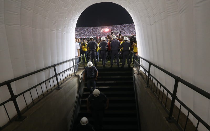 Illustration for article titled A Soccer Match Between Teams From Argentina And Brazil Ended Early Because Police Beat And Threatened The Argentine Team In Their Locker Room At Halftime