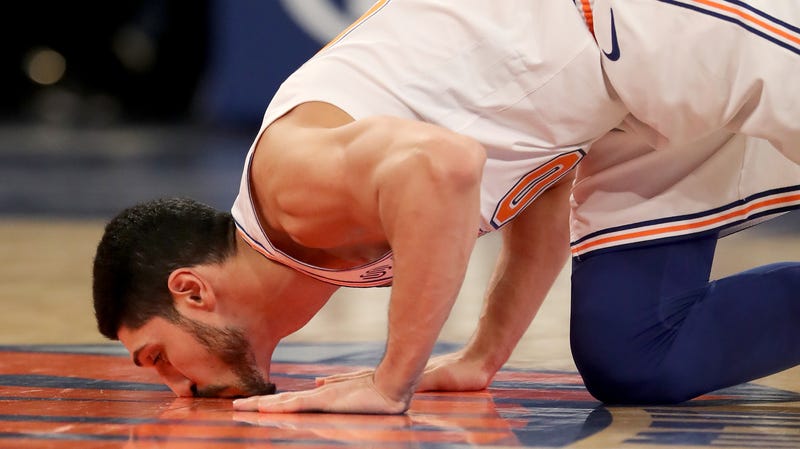 Illustration for article titled The Latest Ridiculous Chapter Of Enes Kanter's Knicks Feud Involves Smooching The Actual Floor