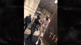 Kevin Durant Lightly Restrained After Hearing Very Funny Or Very Boring Heckle<em>