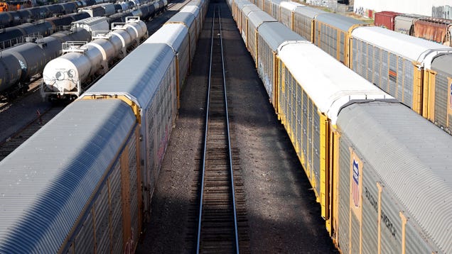 “Proud pro-labor president” Biden calls on Congress to avert a rail strike