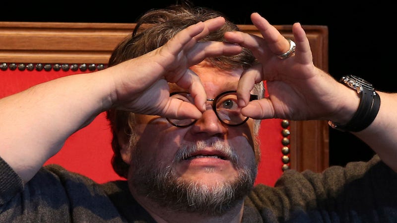 El director Guillermo del Toro se pregunta lo que se ha hecho antes cuando está haciendo una película y procura hacer algo diferente.