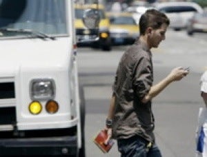 Illustration for article titled Study Suggests There's a "Texting While Walking" Epidemic Too