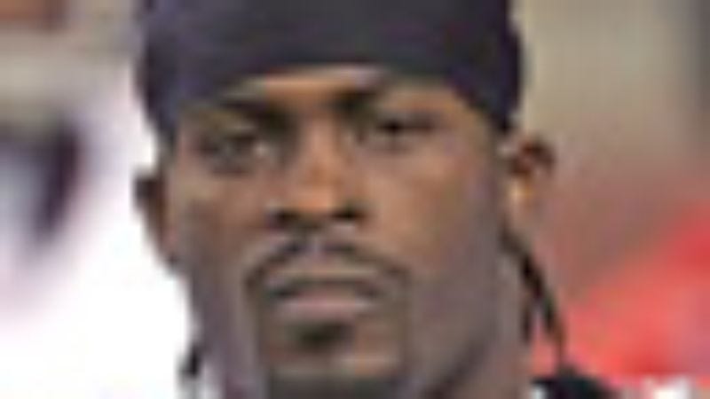 Illustration for article titled Michael Vick Credits Increased Passing Accuracy To Using His Right Hand