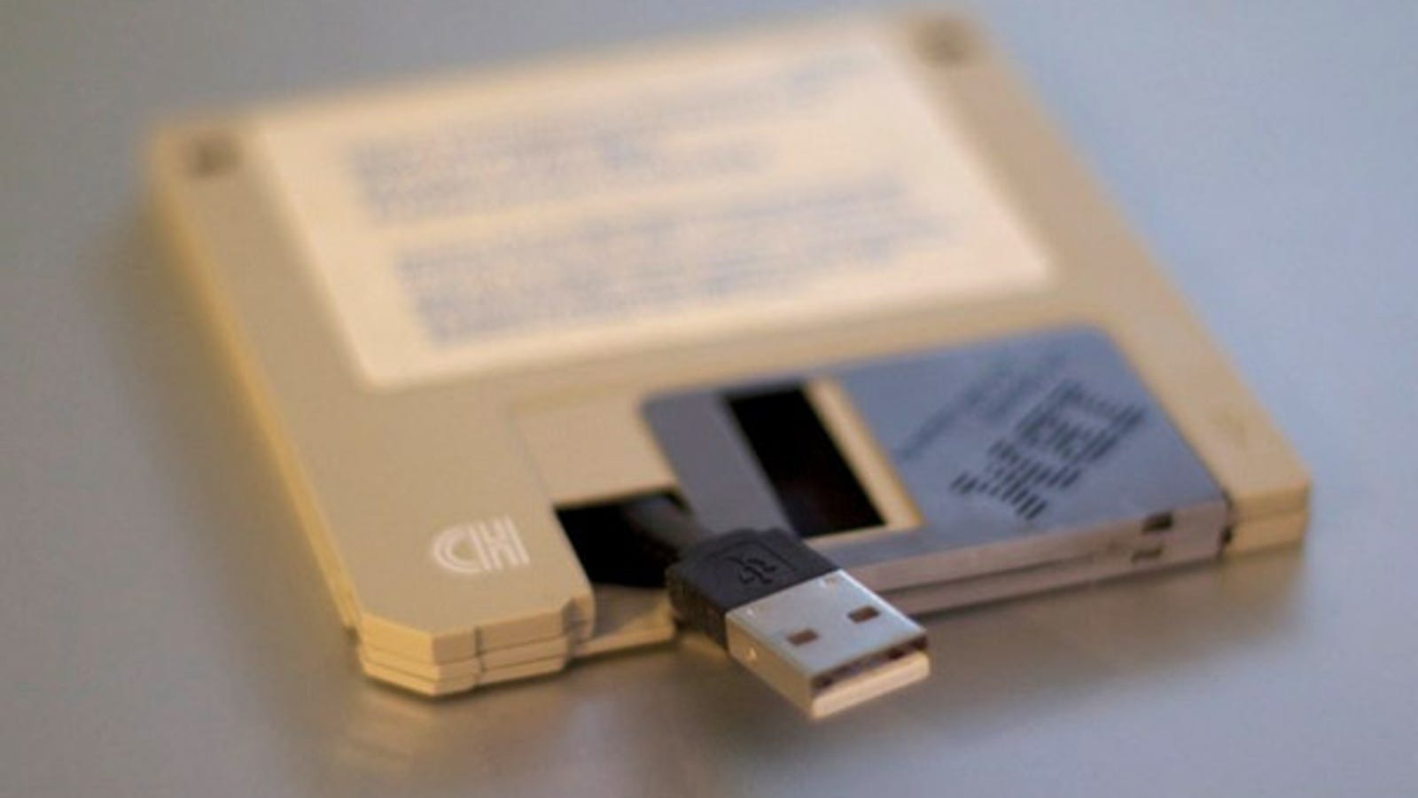 3.5" Floppy Disk Revived as Functional DIY USB Drive Project