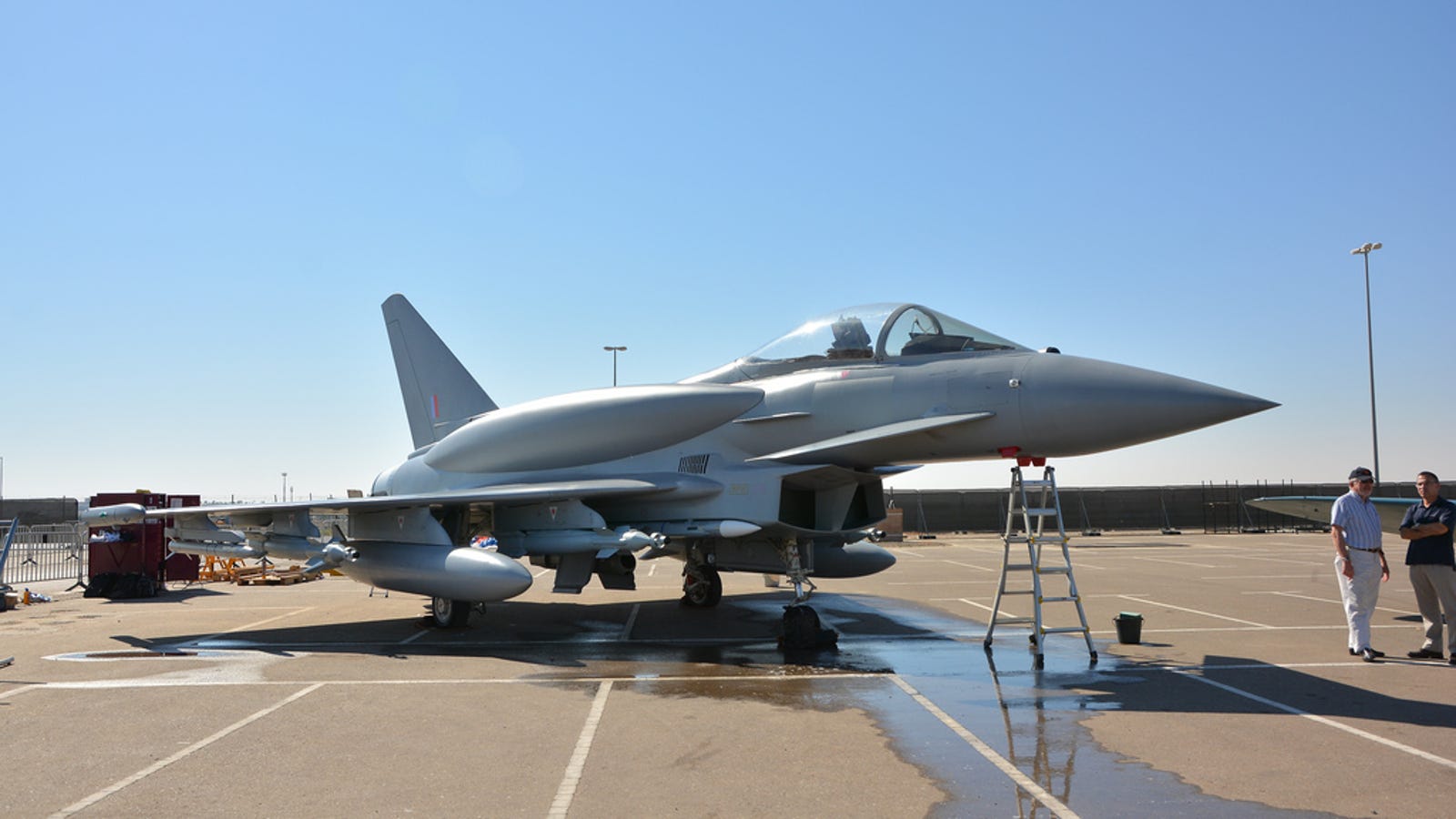 military jets with wing fuel tanks