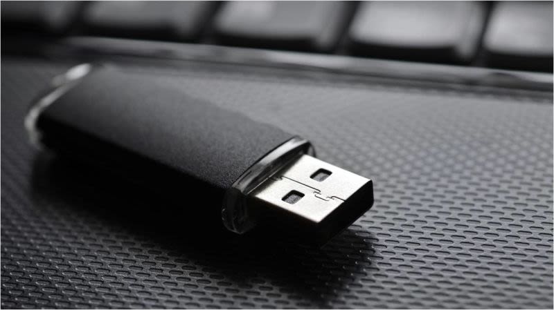 Illustration for article titled Windows 10 ya no te molestará más diciendo que extraigas tus unidades USB de forma segura