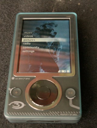 First Pics of the Zune Halo 3 Special Edition