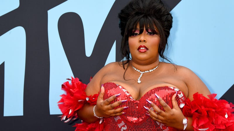 Illustration for article titled Technicolor Sparkles and Flamboyant Energy Dominated the MTV VMAs Red Carpet
