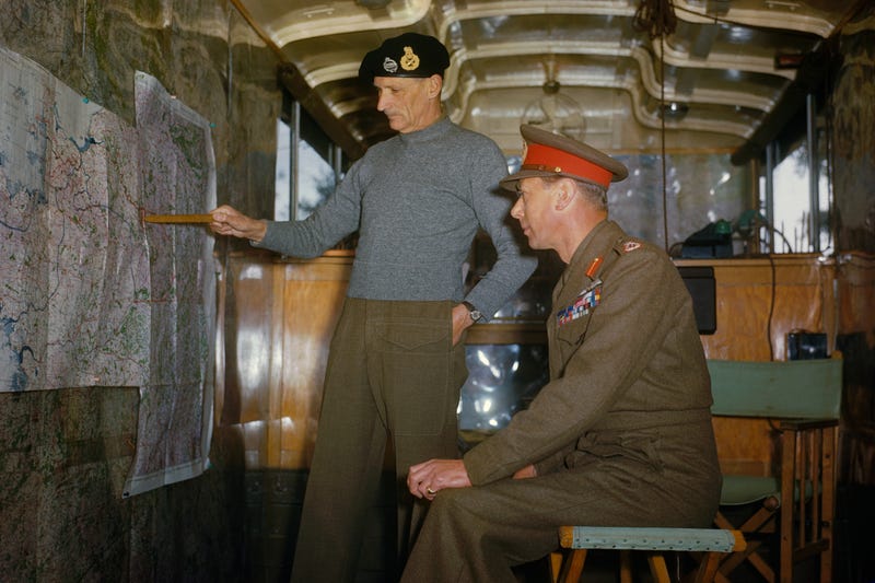 Marsekal Lapangan Sir Bernard Montgomery menjelaskan strategi Sekutu kepada Raja George VI dalam karavan perintahnya di Belanda, Oktober 1944.