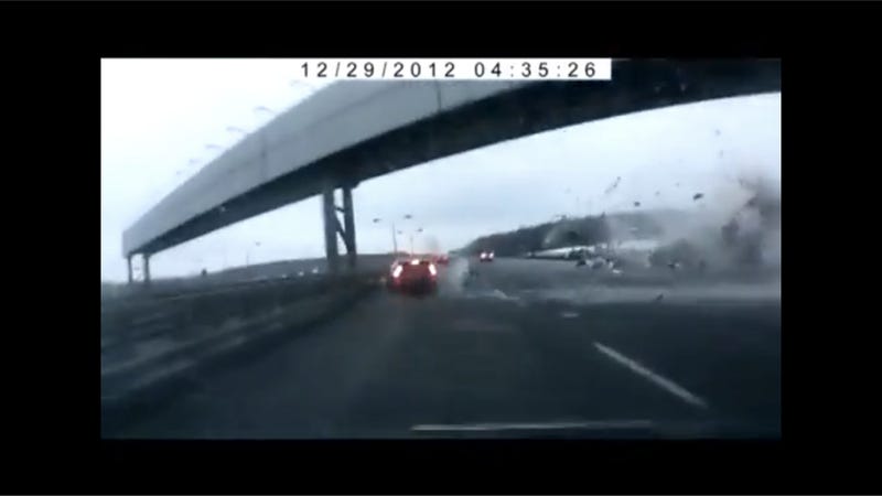 Illustration for article titled Russian Dash Cam Captures Moscow Plane Crashing Into Highway