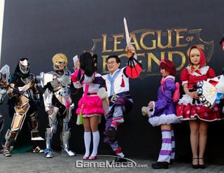 Illustration for article titled Cosplaying Politician Brings League of Legends of Life