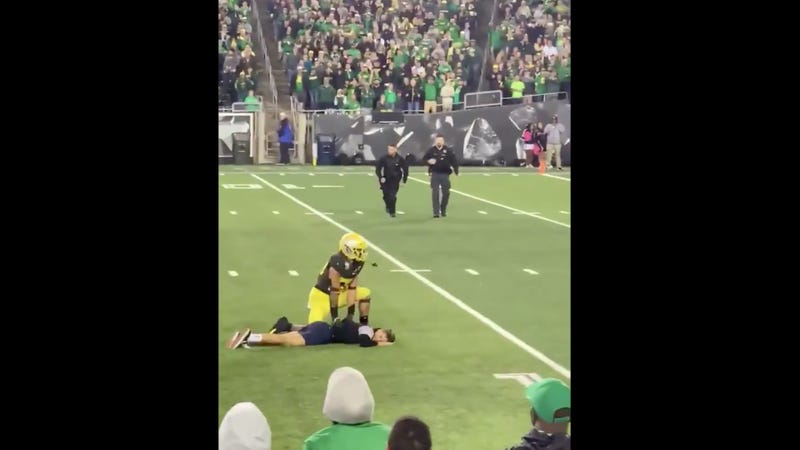 Illustration for article titled Oregon Ducks Player Tackles Idiot On The Field