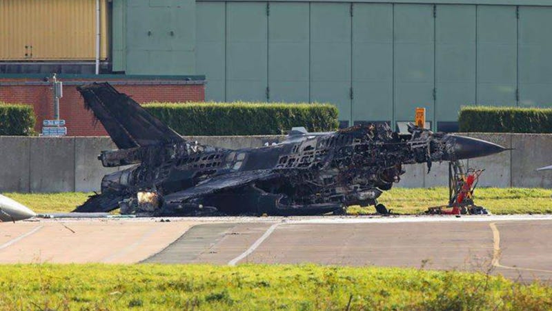 Un técnico vuela un caza F16 al activar su cañón por accidente