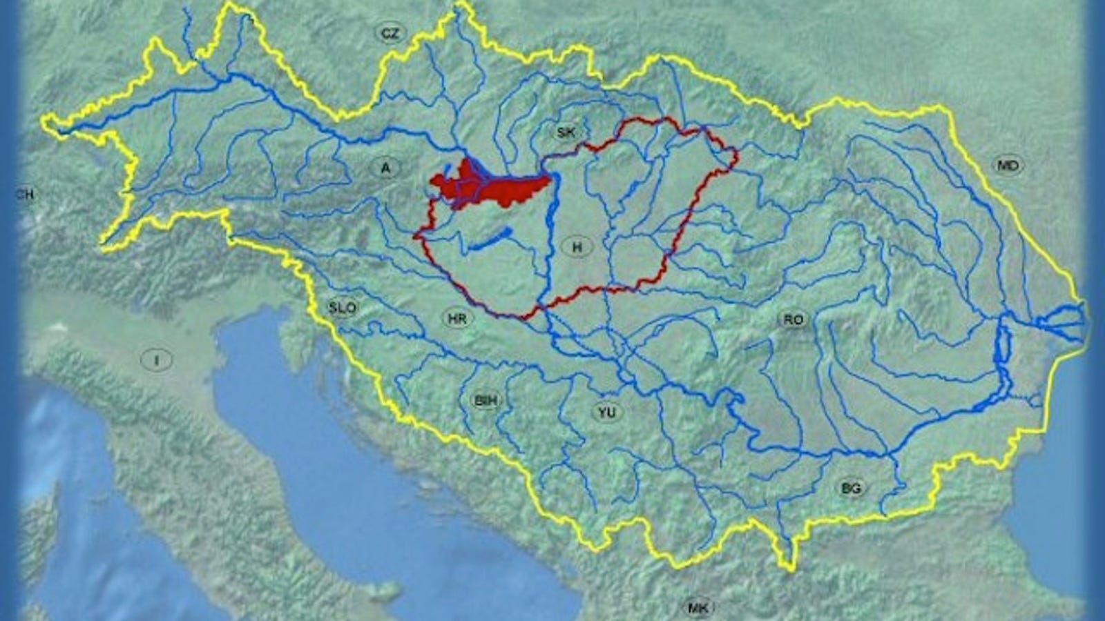 ÁRVÍZ: Győrben már elöntötte a padokat a víz, Komáromban ...