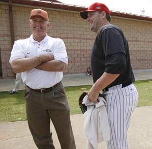 Illustration for article titled Roger Clemens Begs You To Sue Him