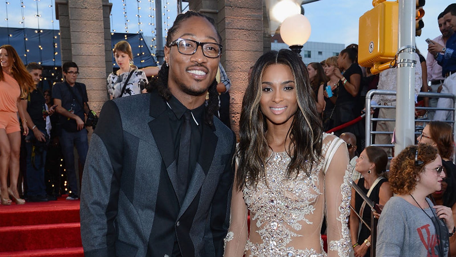 Ciara and future smoking forecasting dress in summer in 2019 Ciara and future smoking forecasting dress for winter in 2019