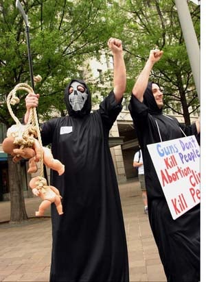 Illustration for article titled Anti-Choice Protestors Target Houston Planned Parenthood Contractors